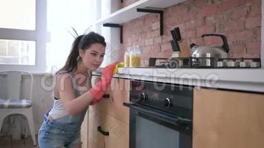 在厨房和家务的<strong>全面</strong>清洁过程中戴橡胶手套的幸福家庭主妇女<strong>孩</strong>的肖像
